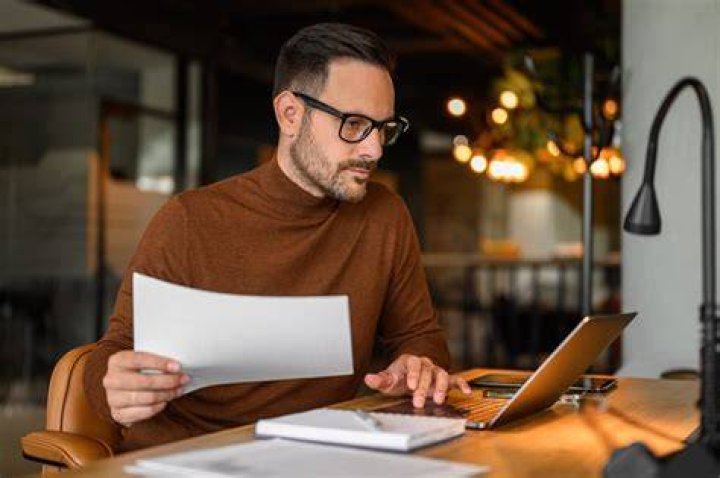What happens to a bank account when a company is dissolved?